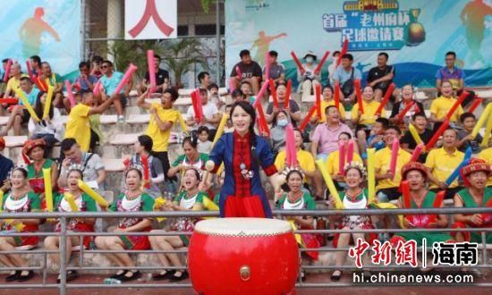 本片导演艾伦;索金是著名的;嘴炮编剧，他参与的《社交网络》开场简短的几分钟里就有166句对白